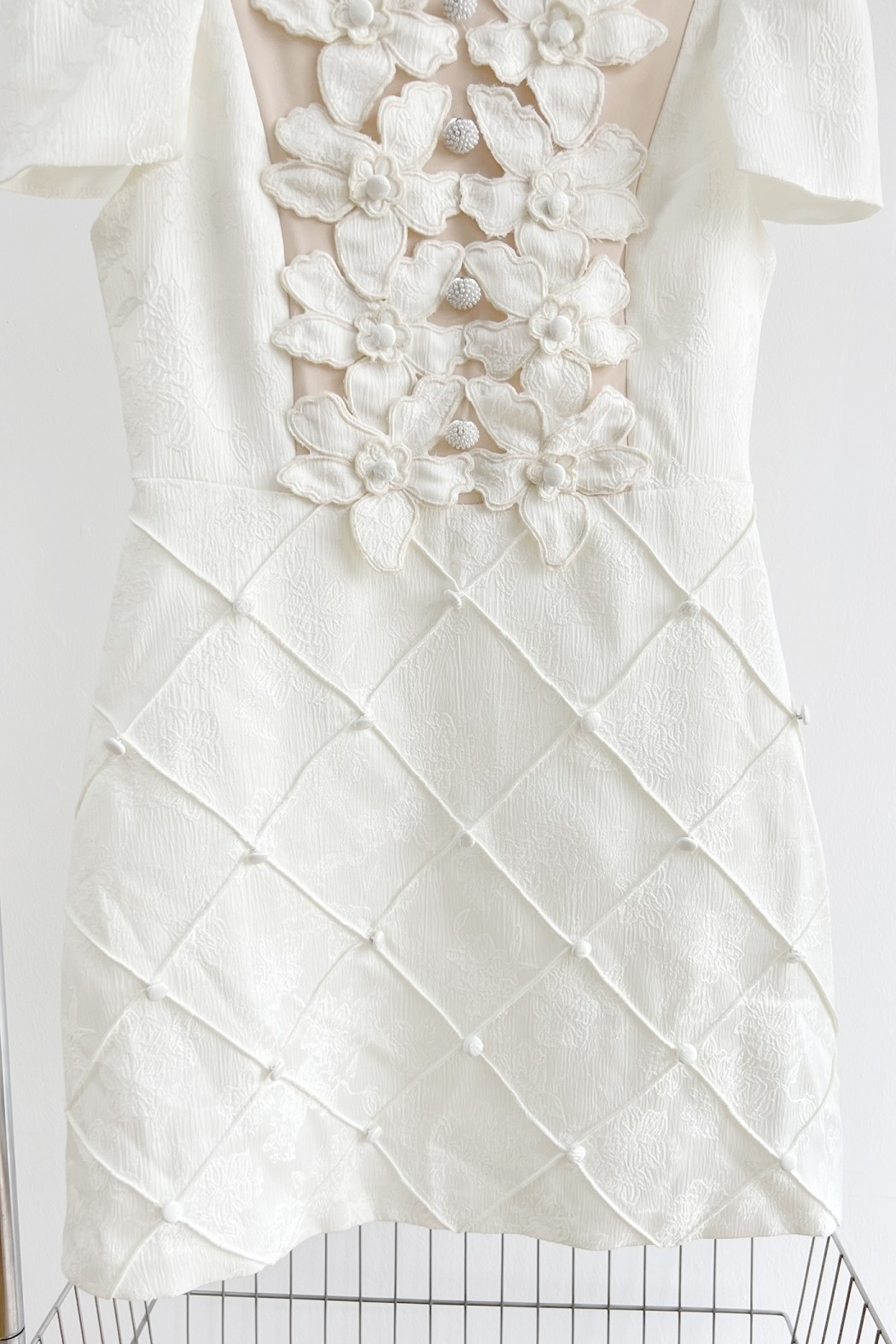 Vestido mini con mangas abullonadas de aplique floral