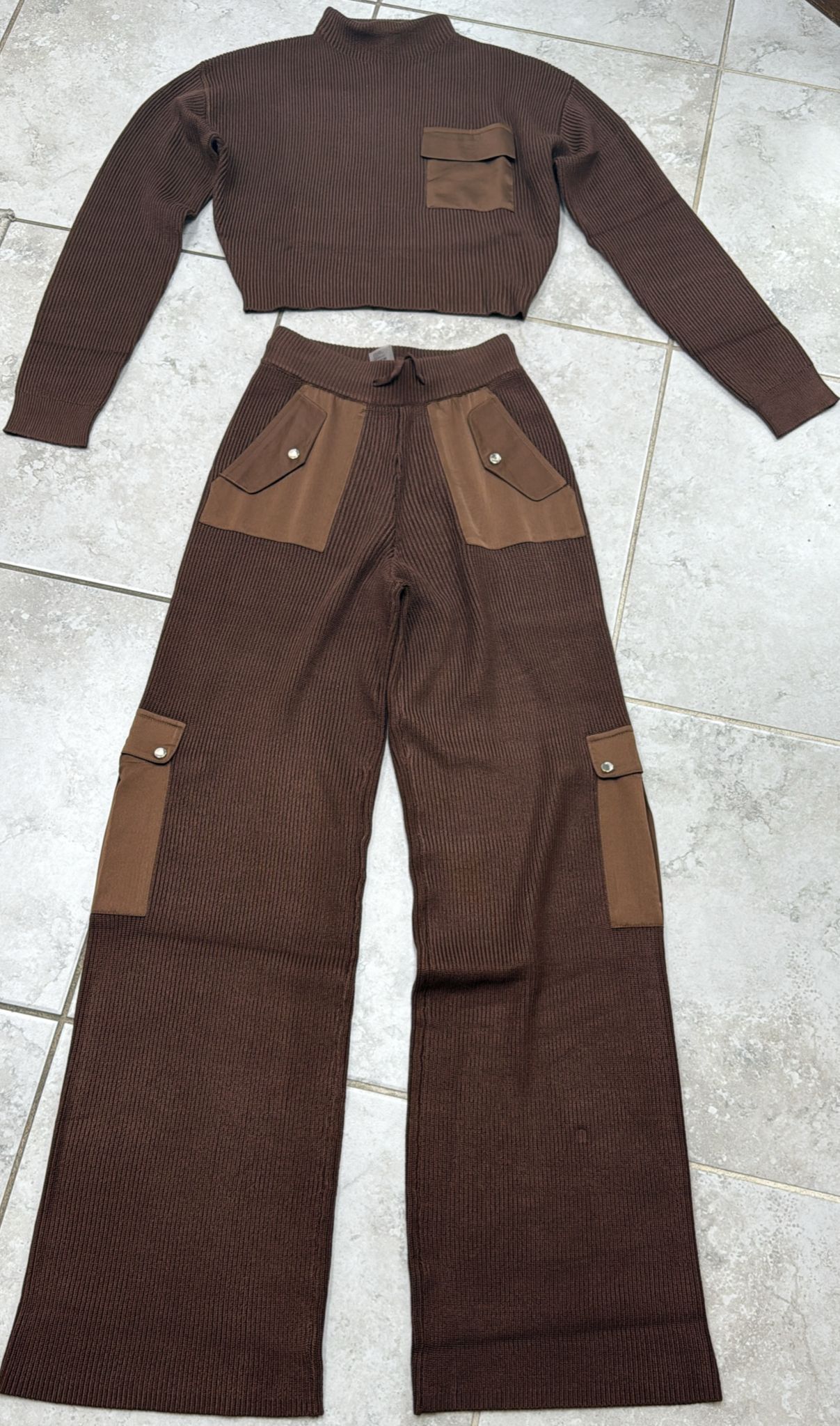 KNIT SWEATER AND CARGO PANTS