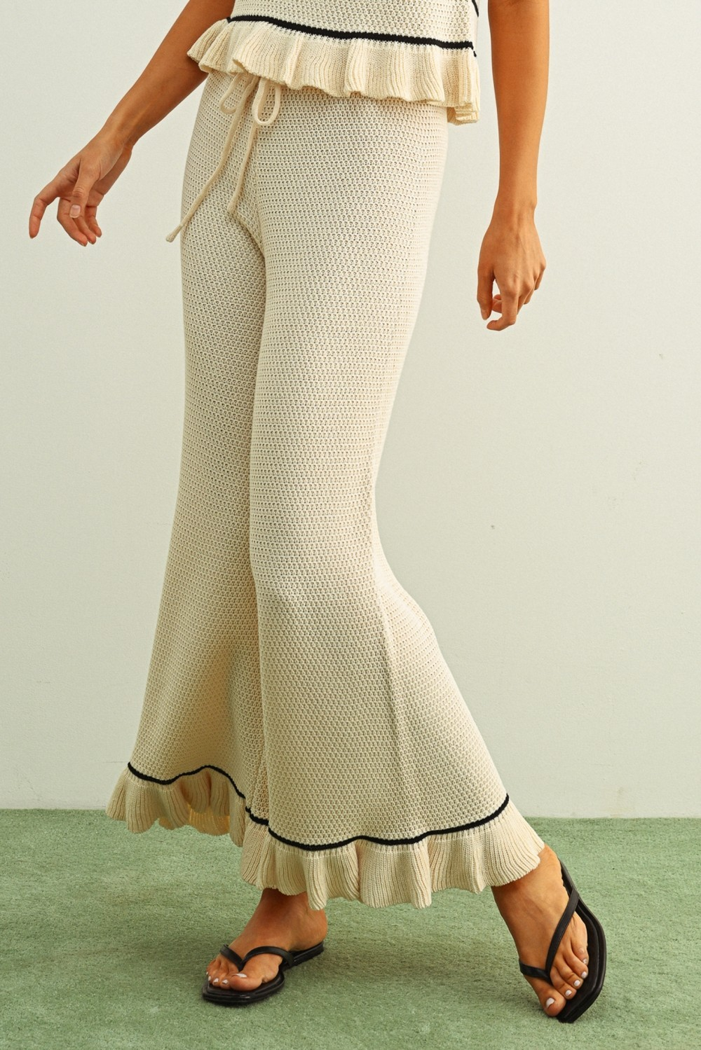 Color Contrast Detail With Ruffled Set
