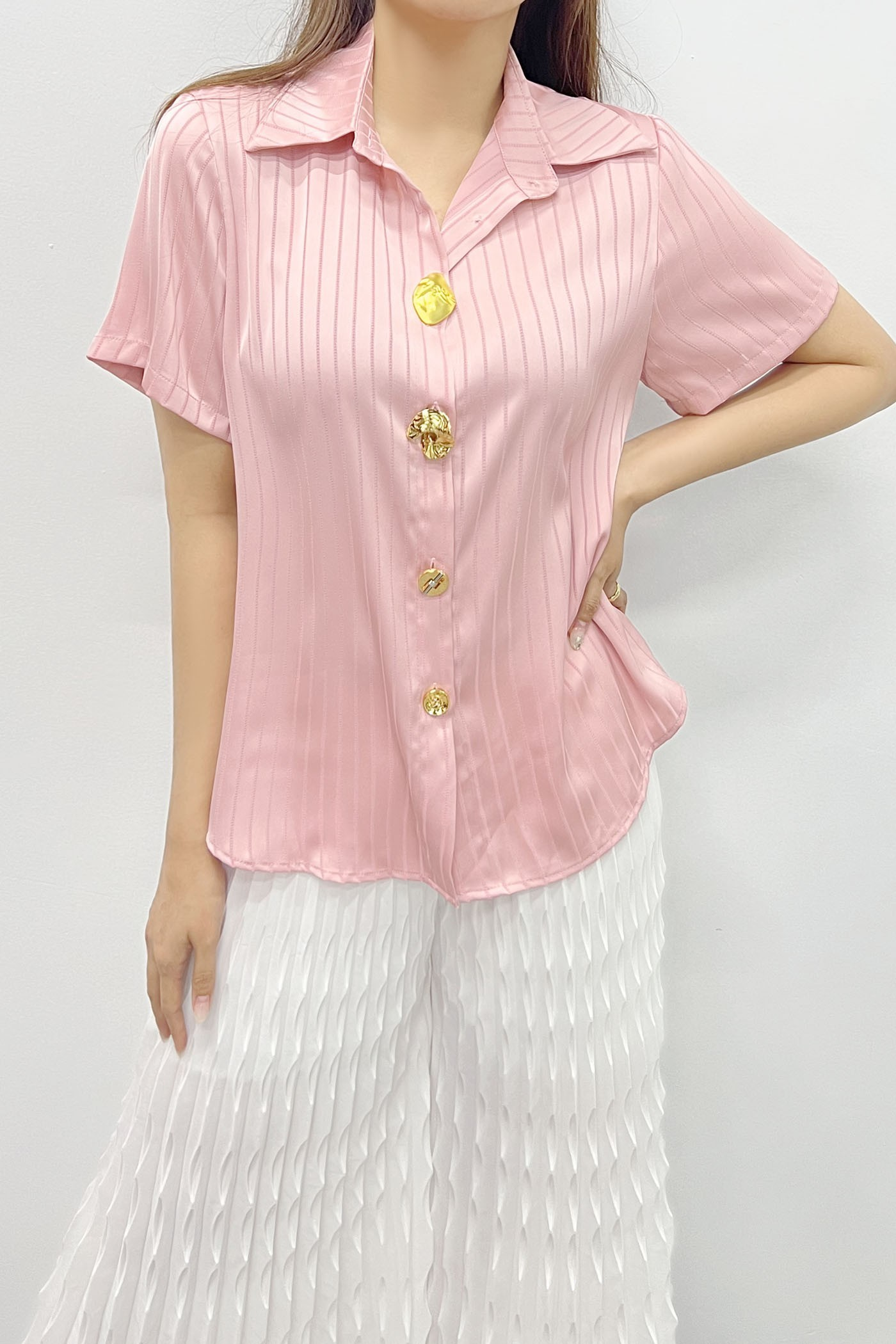Blusa de botones con adornos metálicos